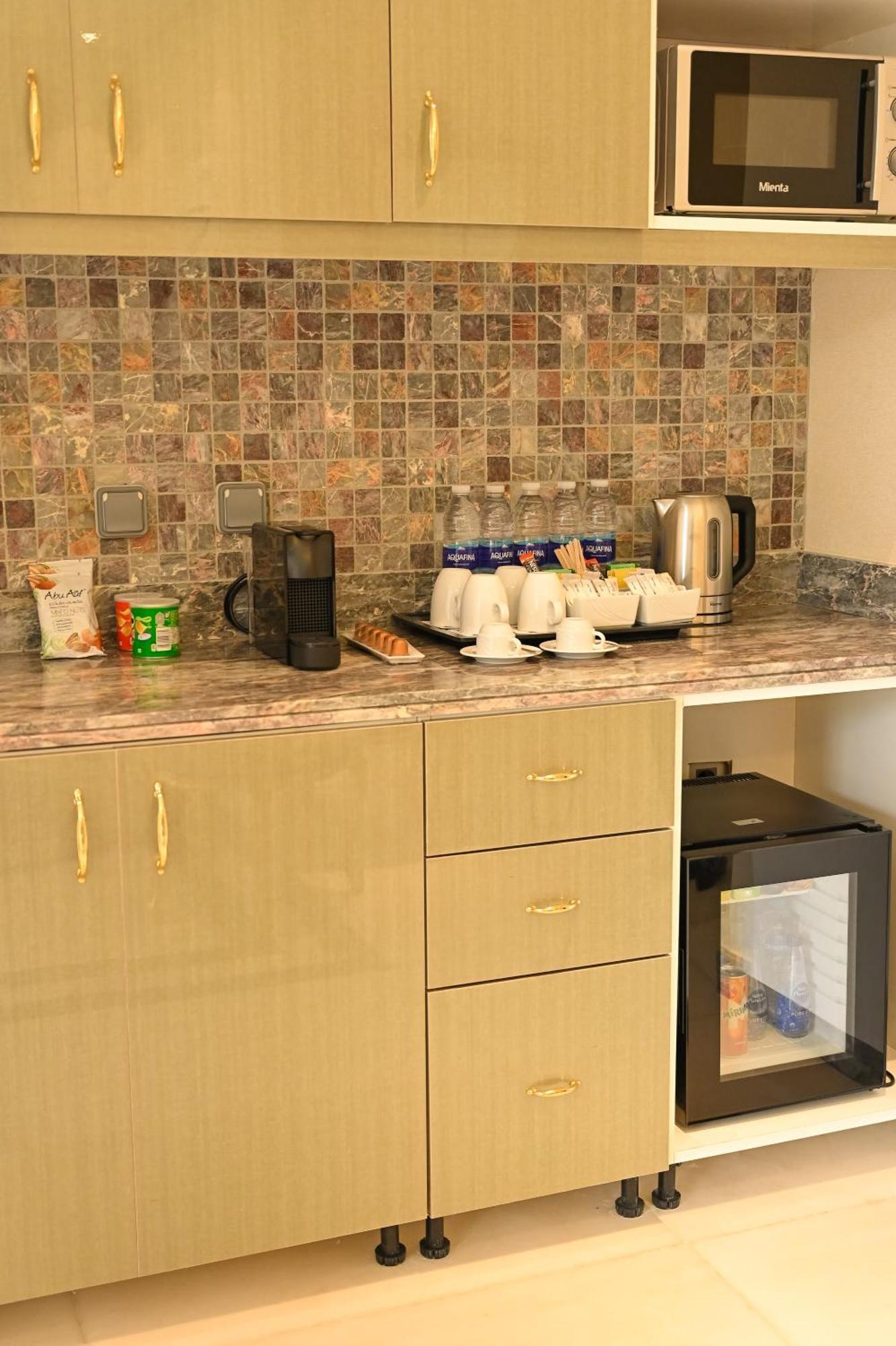 Hilton Hurghada Plaza Hotel Esterno foto A wet bar in a hotel room